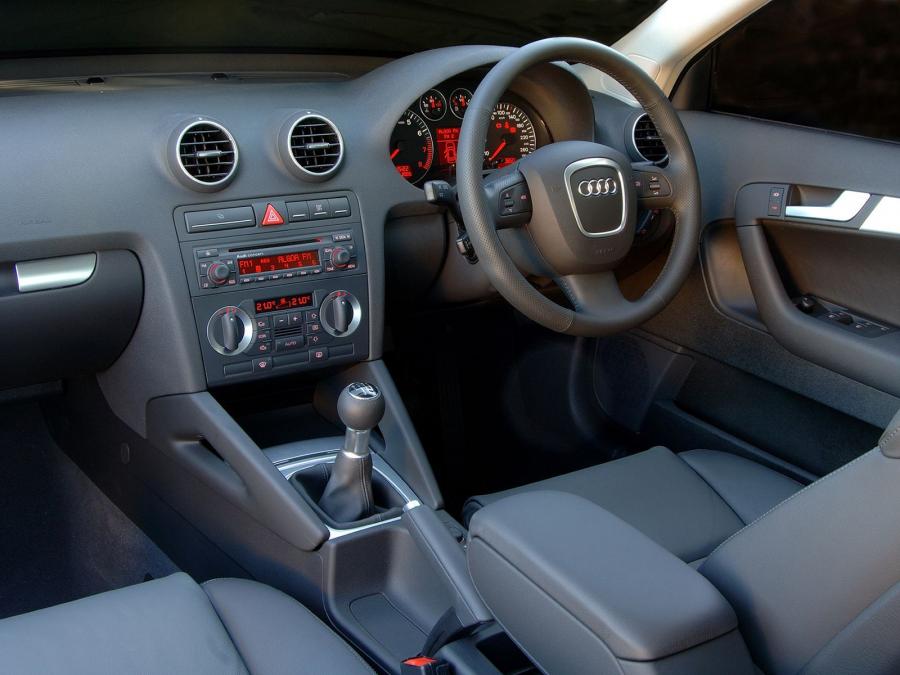 Торпедо Audi A3 Sportback 2.0T (8PA) 2005 года  (ZA) (фото 2 из 13)